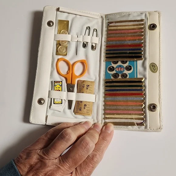 Vintage sewing Kit - Picture 1 of 4